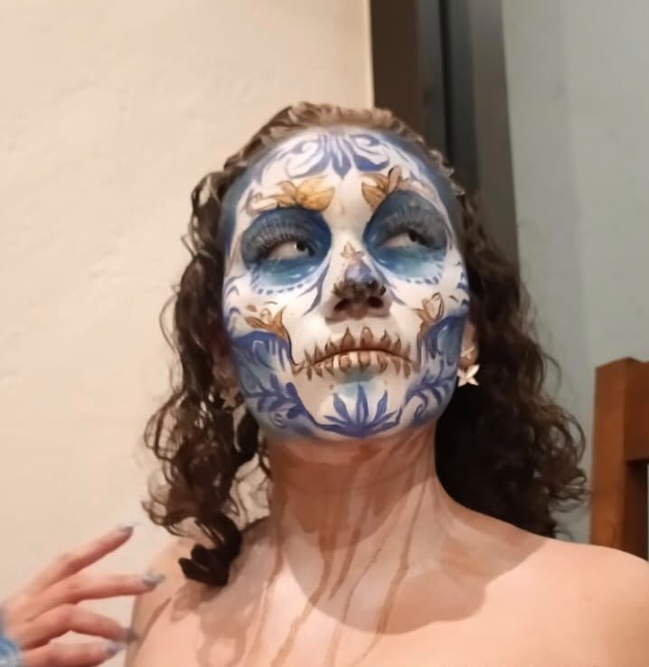 Calavera artística azul de Día de Muertos