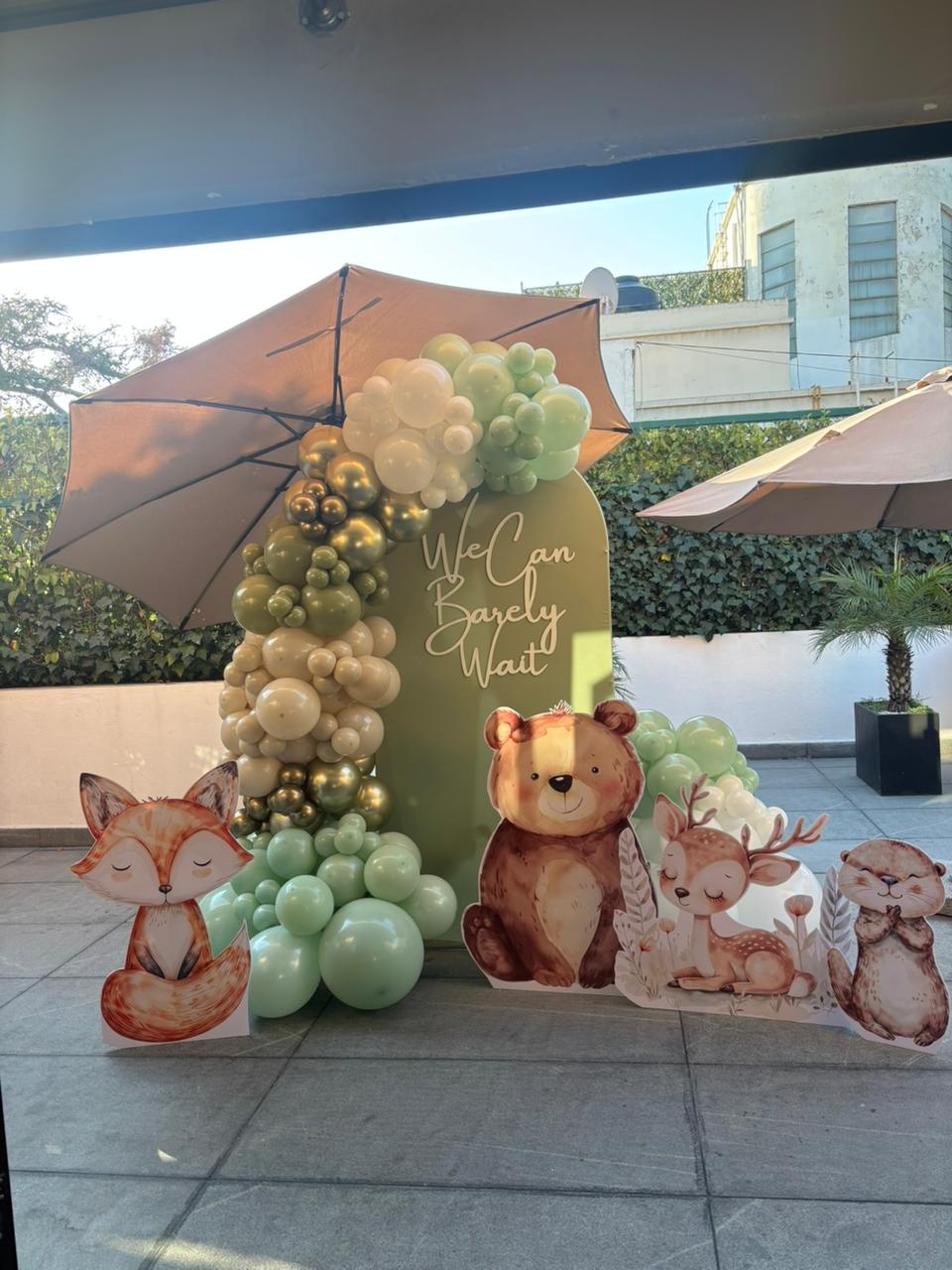 Mampara con globos en tonos verde, blanco, dorado y cromado para baby shower