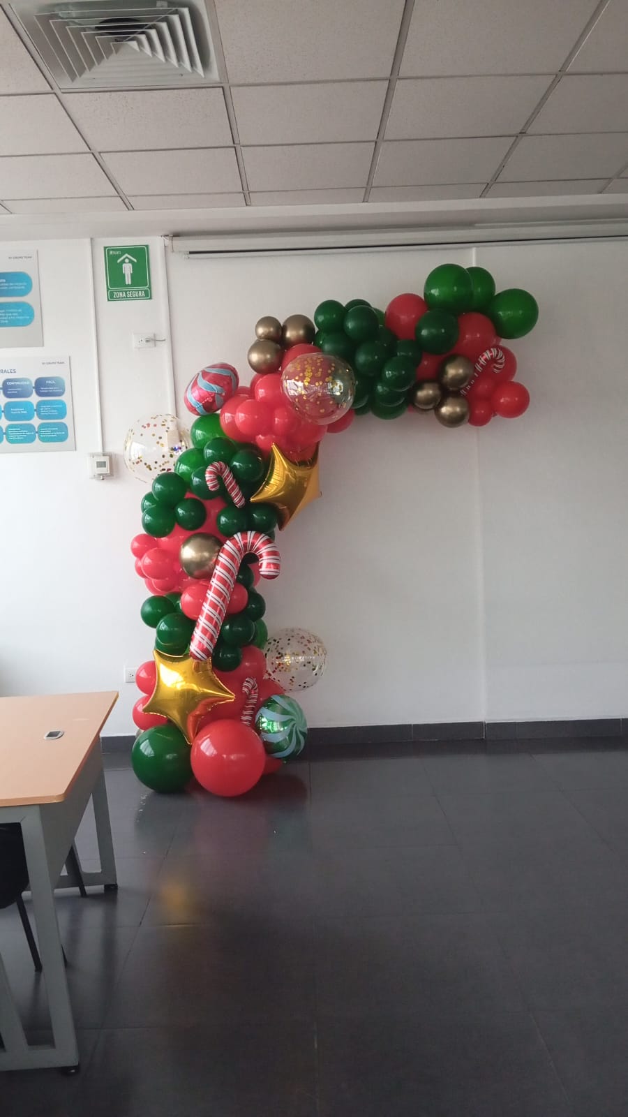Arco de globos en tonos verde, dorado, rojo y cromado para navidad