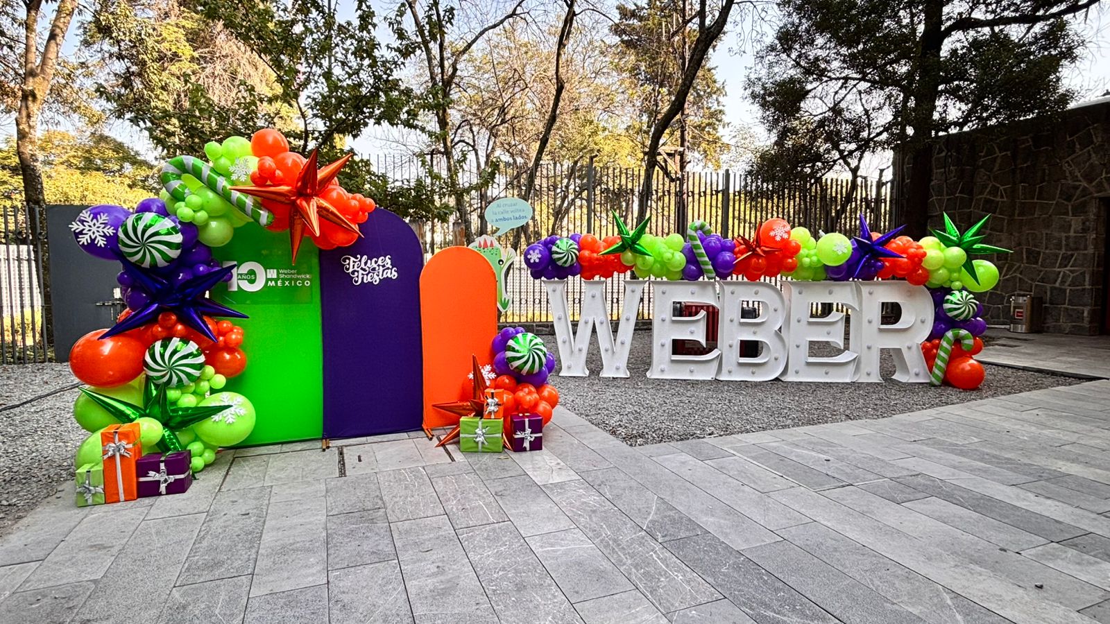 Mampara con globos en tonos morado, verde, rojo y naranja para navidad