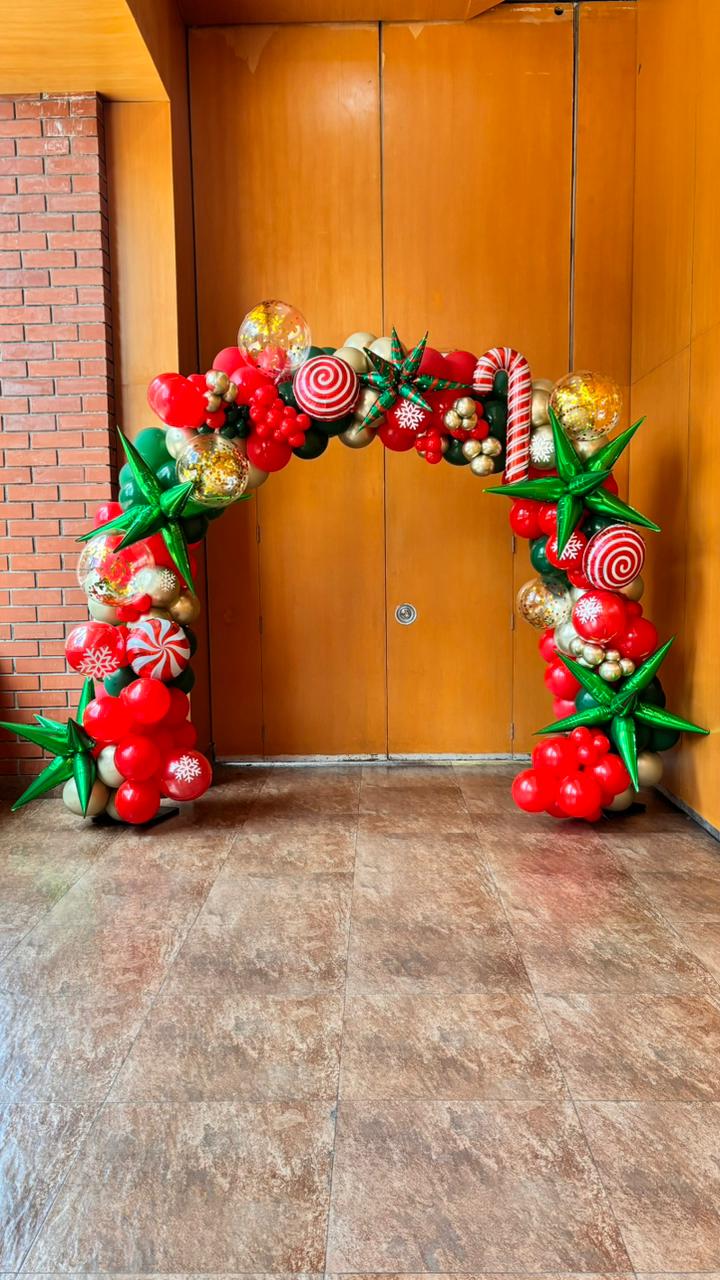 Arco de globos en tonos verde, dorado, rojo y cromado para navidad