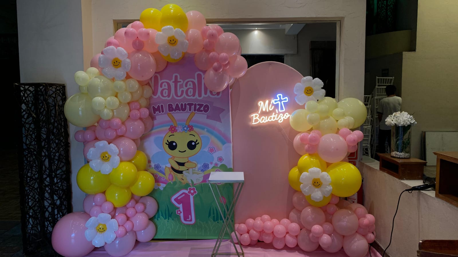 Mampara con globos en tonos rosa, azul y amarillo para bautizo