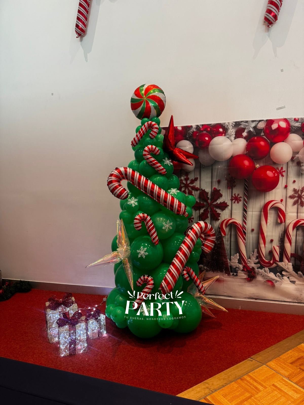 Árbol de navidad hecho de globos - Perfect Party