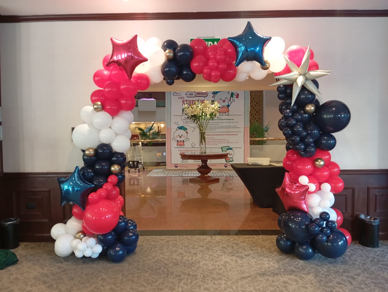 Arco de globos azul marino, rosa y blanco con estrellas para evento corporativo - Perfect Party