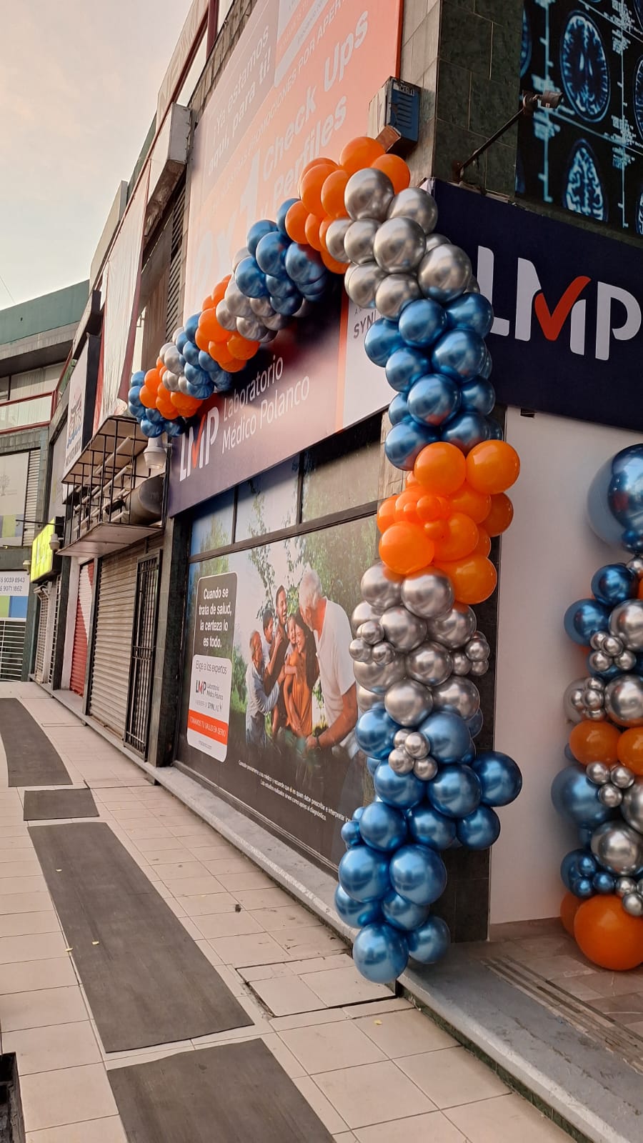 Arco de globos azul, naranja y cromado para evento corporativo - Perfect Party