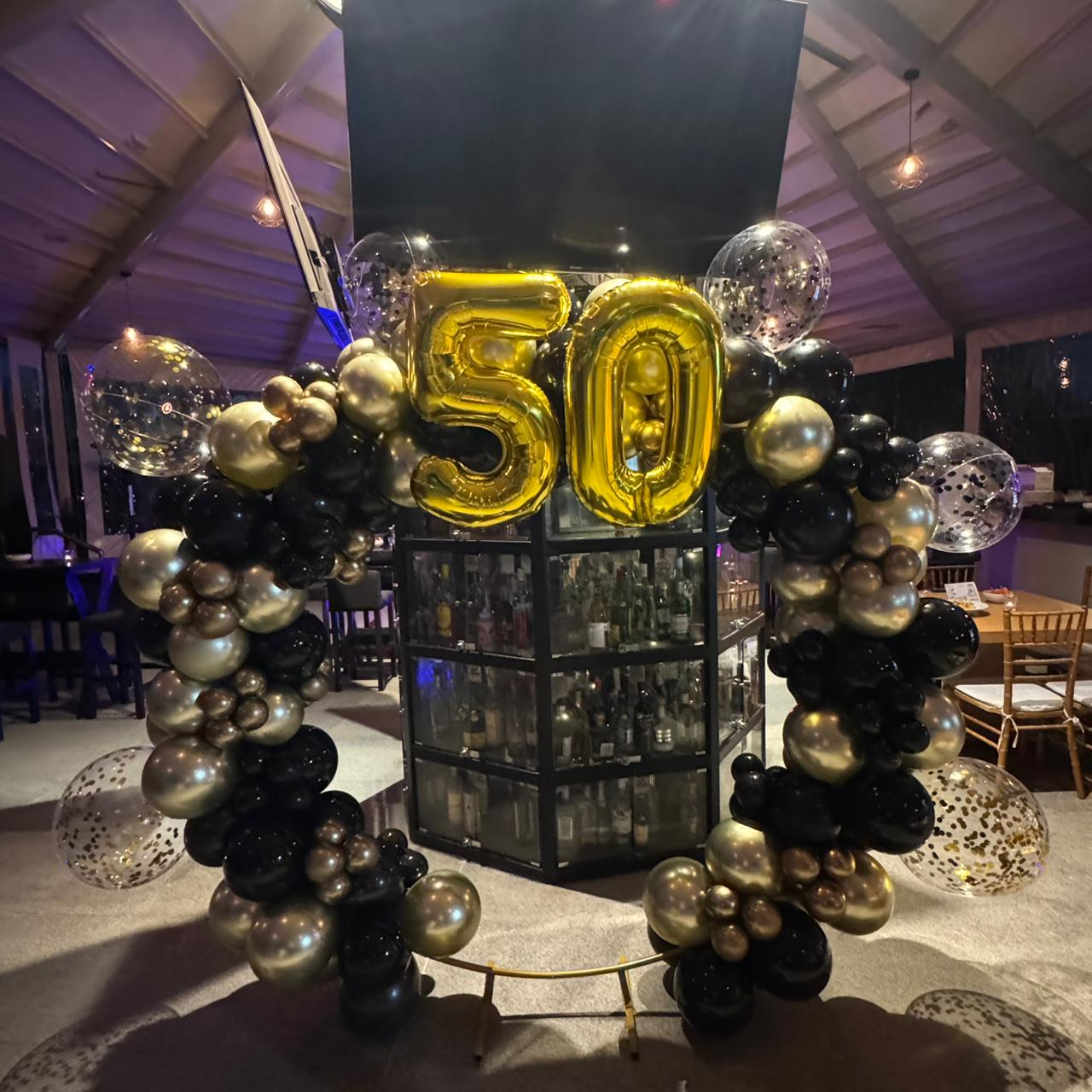 Arco de globos dorado, negro y cromado para cumpleaños - Perfect Party