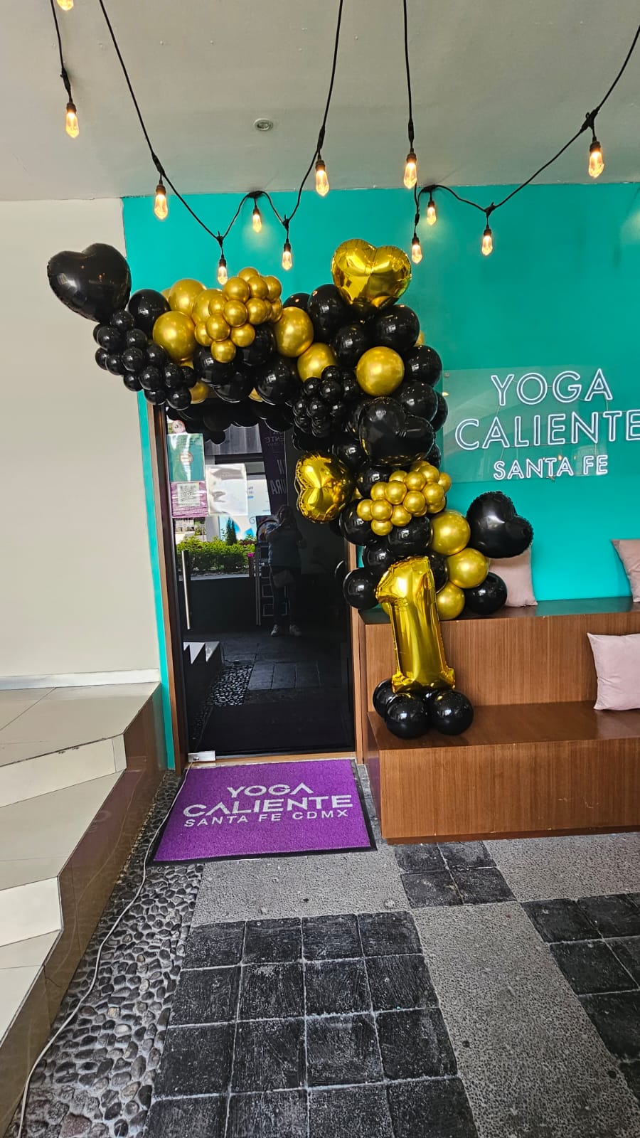 Arco de globos dorado, negro y cromado para evento corporativo - Perfect Party