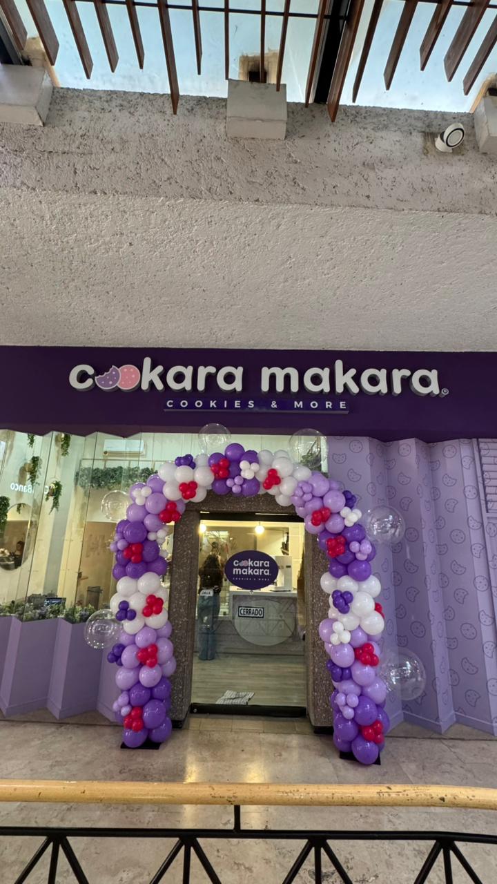 Arco de globos lila, morado y blanco para evento corporativo - Perfect Party
