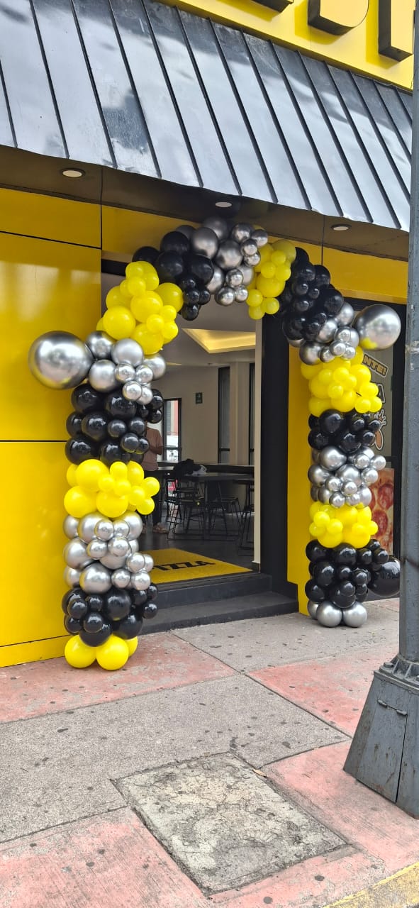 Arco de globos negro, amarillo y cromado para evento corporativo - Perfect Party