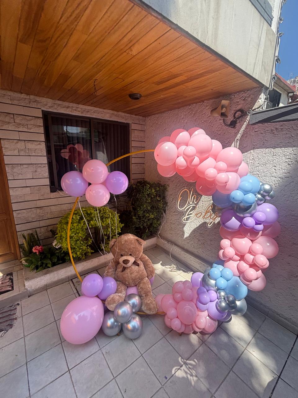 Aro de globos azul bebé, rosa y morado con letrero Oh Baby para baby shower - Perfect Party