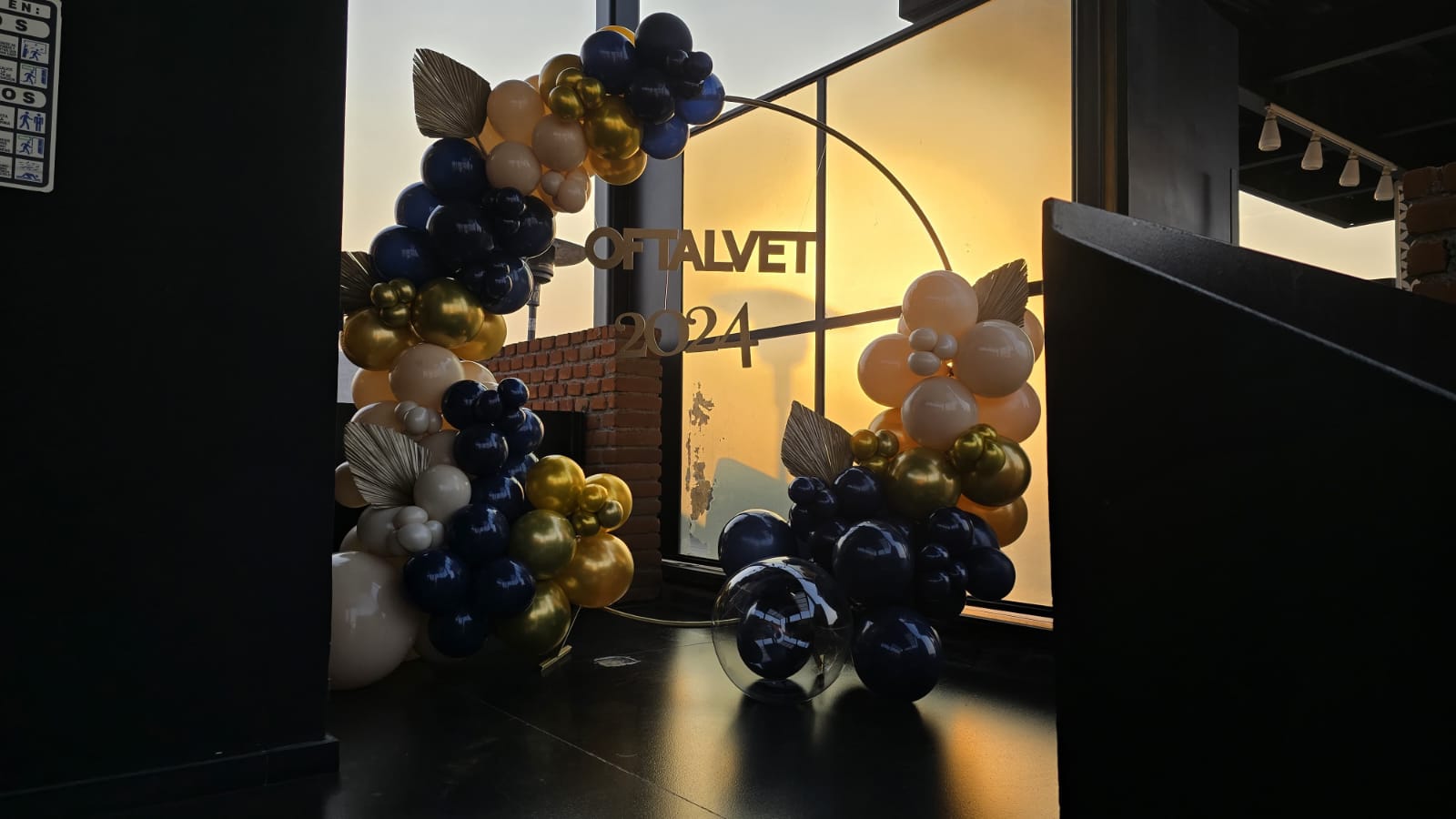 Aro de globos azul marino, dorado y cromado con pampa seca para graduación - Perfect Party