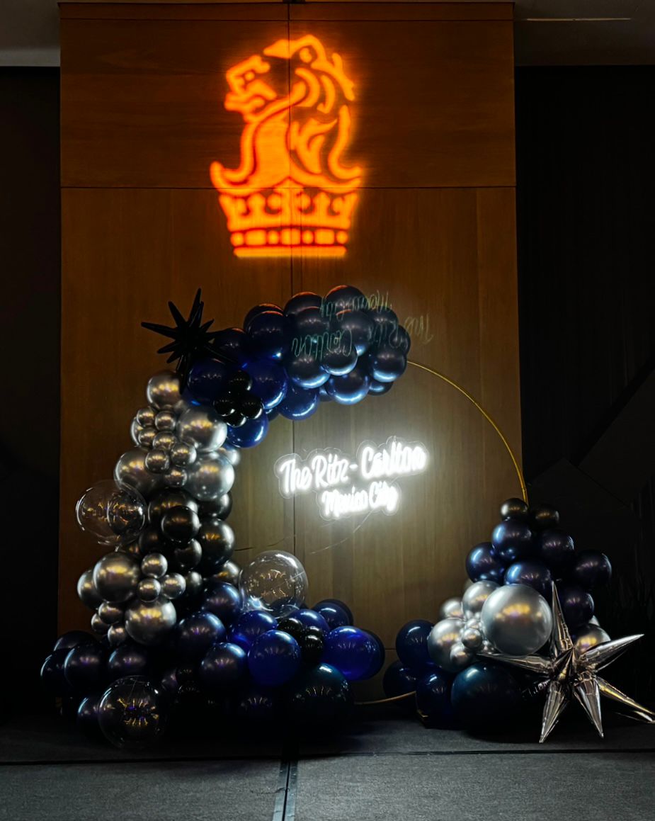 Aro de globos azul marino, dorado y negro con estrellas para evento corporativo - Perfect Party