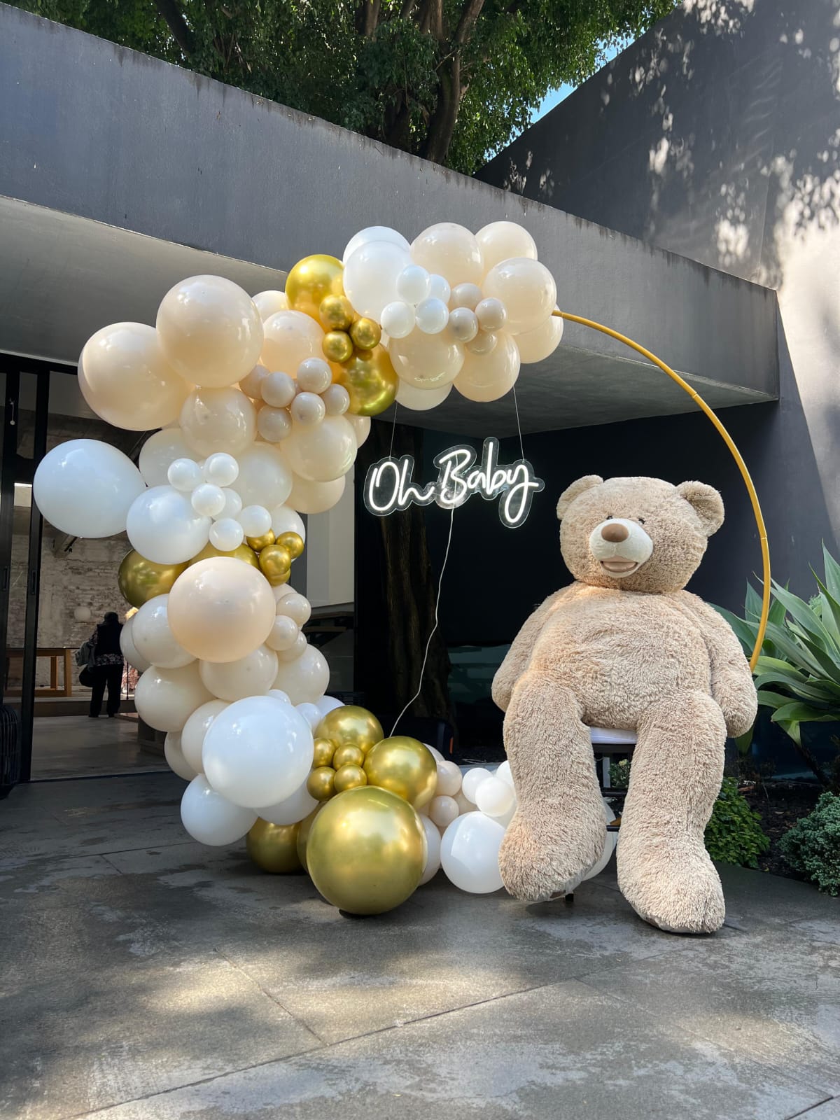 Aro de globos blanco, dorado y cromado con letrero Oh Baby para baby shower - Perfect Party
