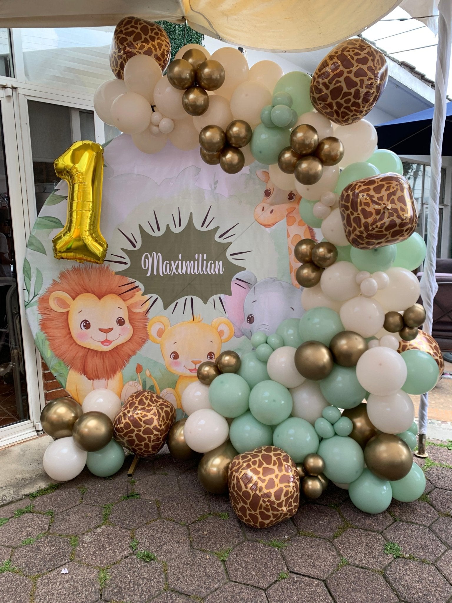 Aro de globos blanco, dorado y cromado con mampara para cumpleaños - Perfect Party