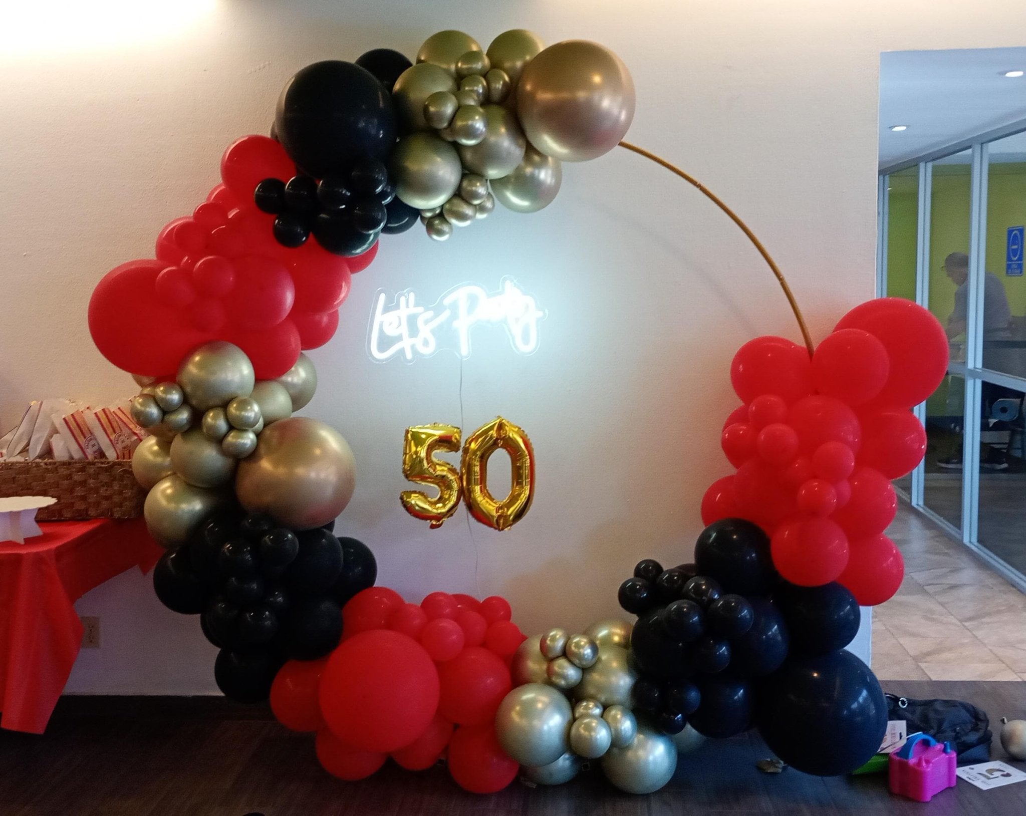 Aro de globos blanco, dorado y negro para cumpleaños - Perfect Party