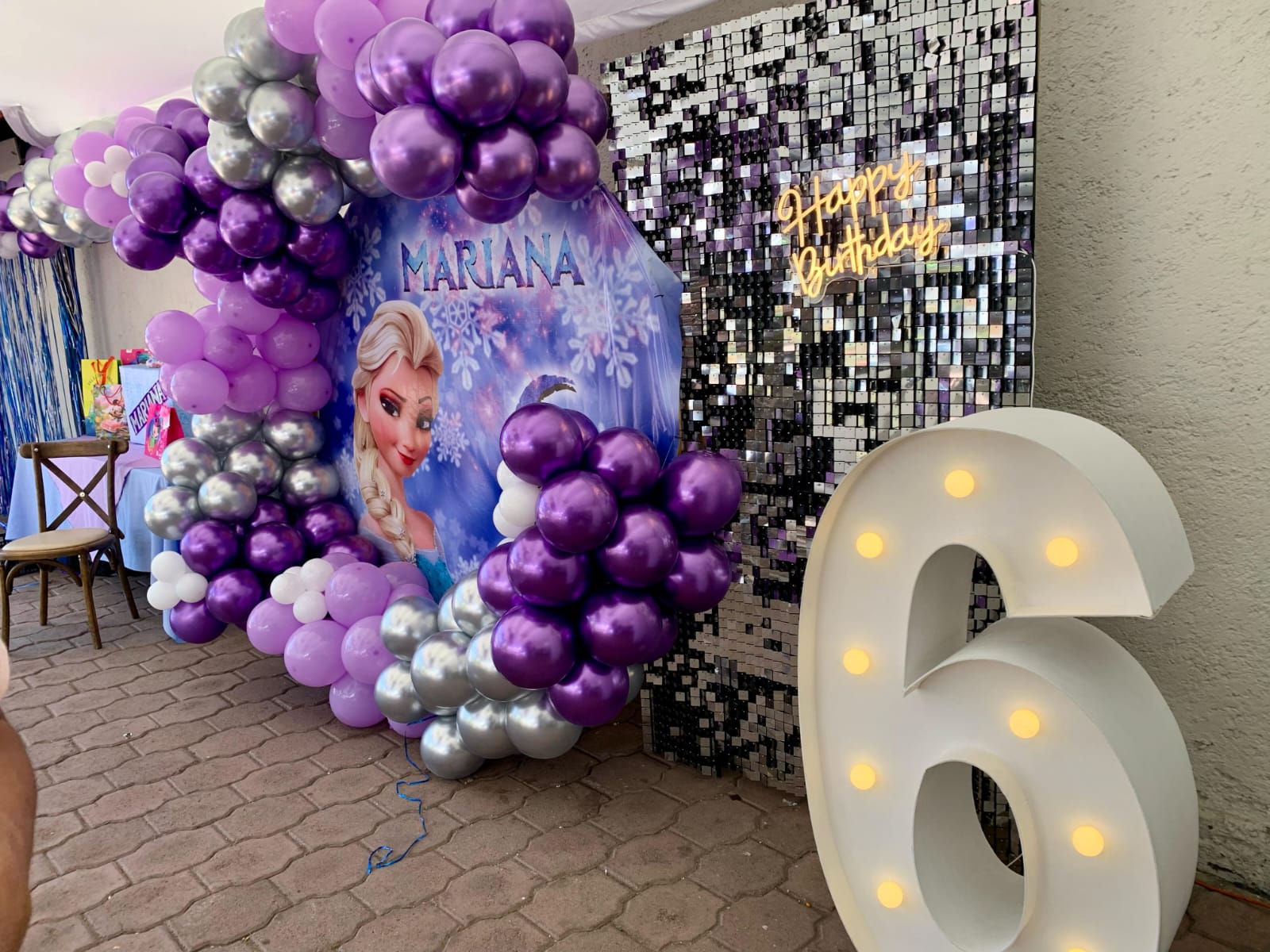Aro de globos morado, dorado y plateado con letrero Happy Birthday y shimmer wall para cumpleaños - Perfect Party