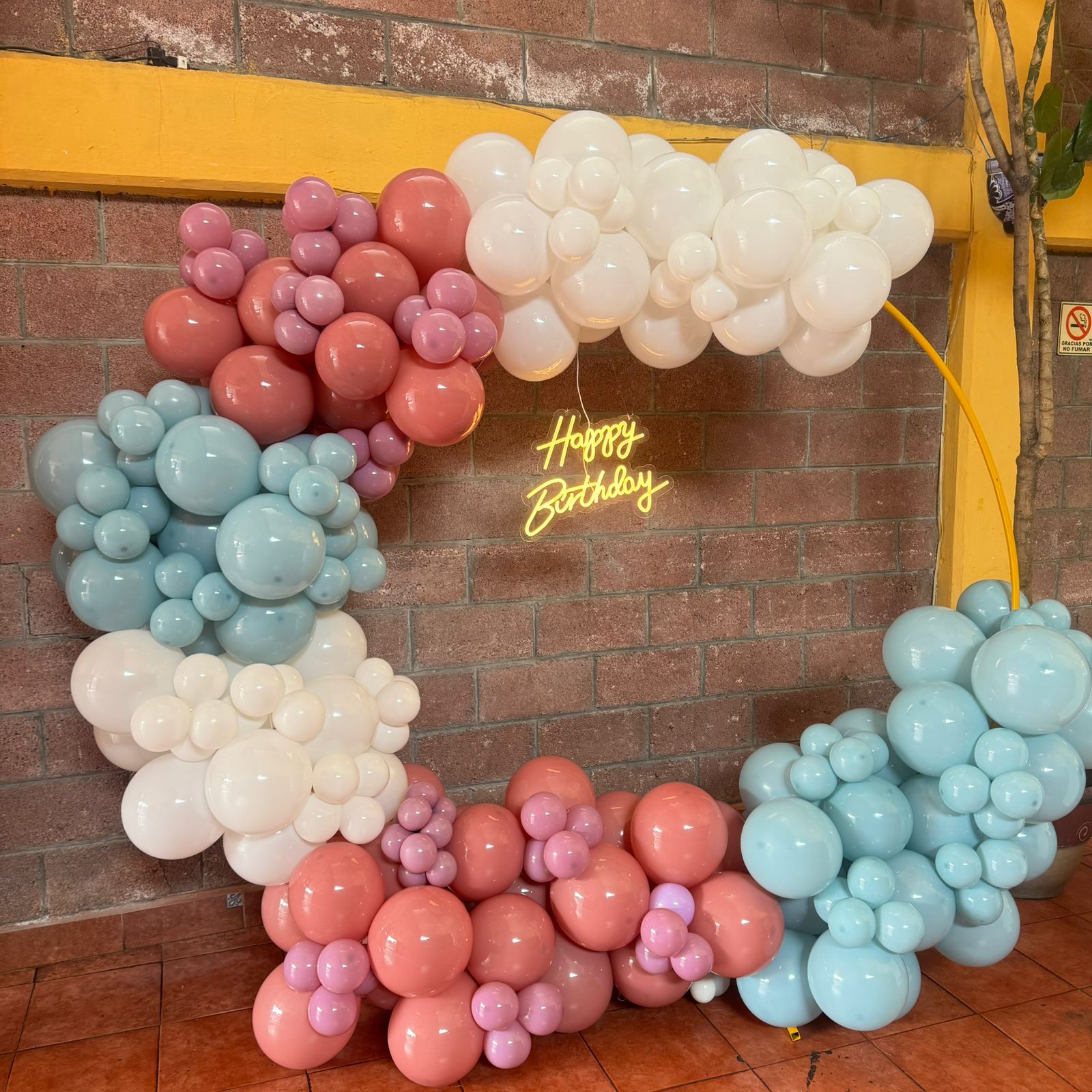 Aro de globos rosa, azul y blanco con letrero Happy Birthday para cumpleaños - Perfect Party