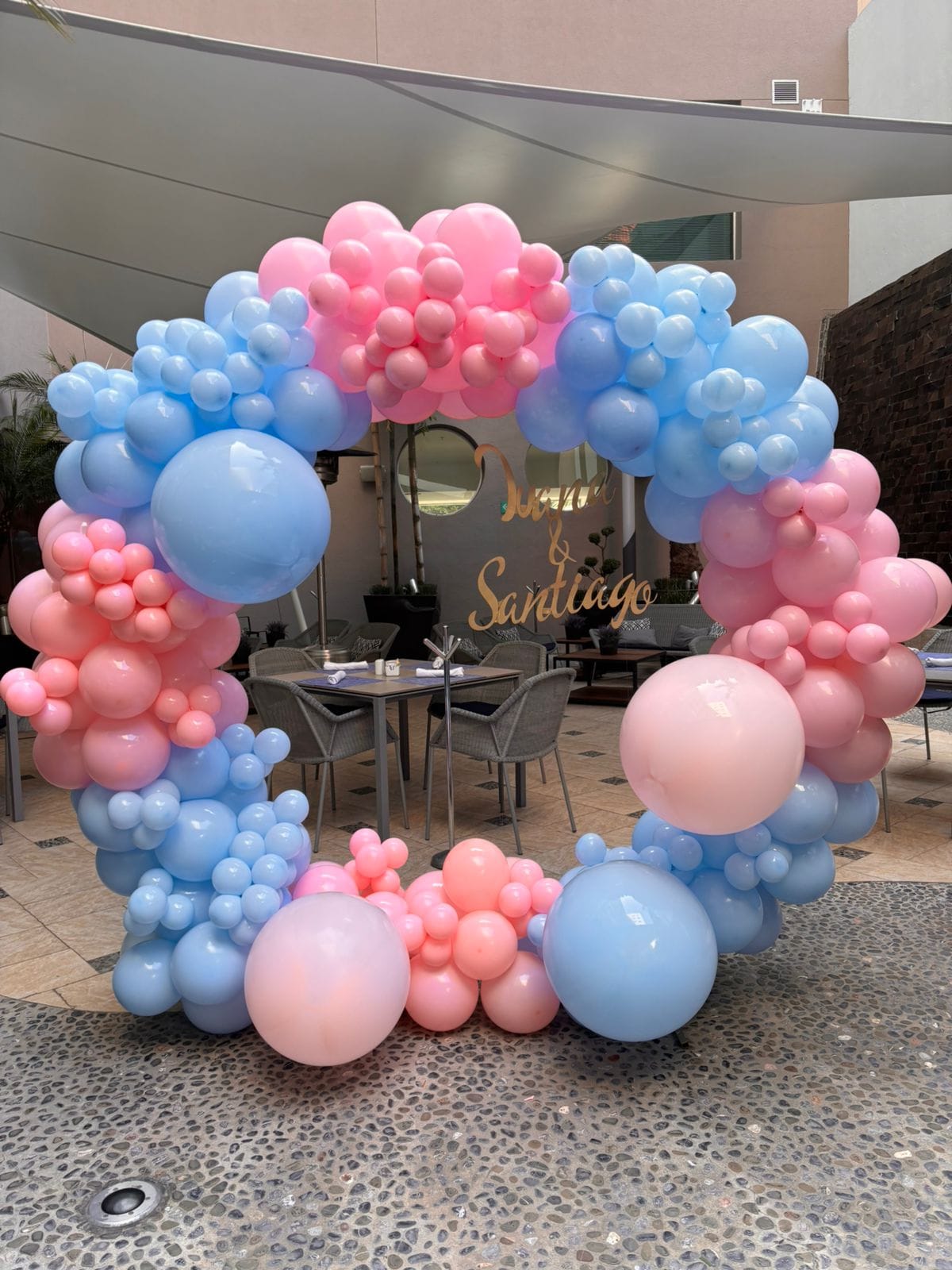 Aro de globos rosa, azul y dorado para baby shower - Perfect Party