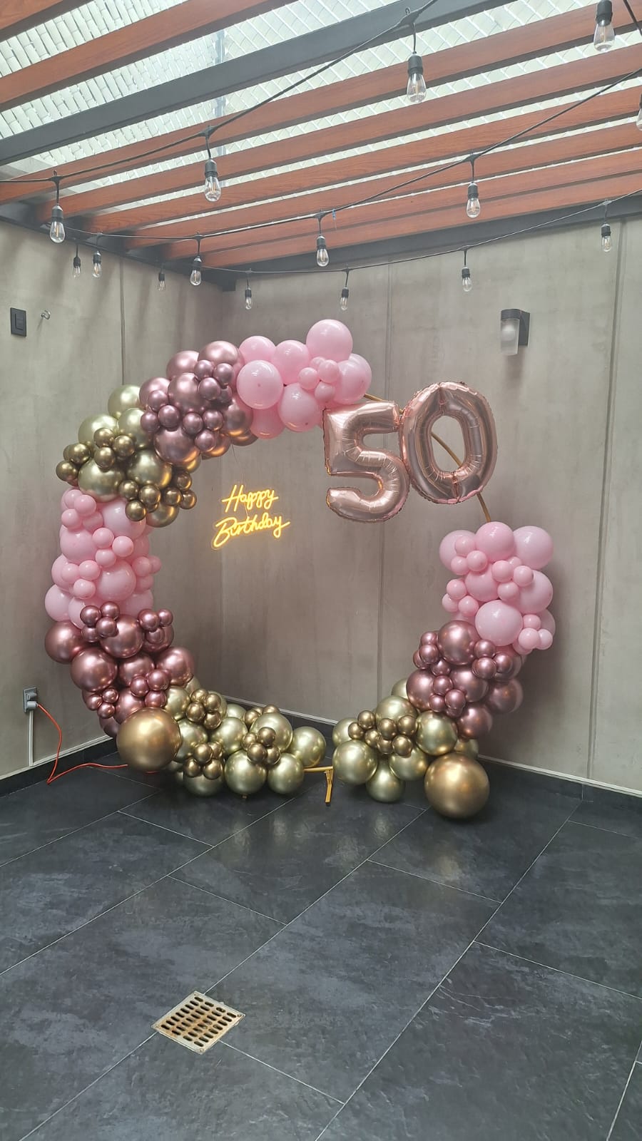 Aro de globos rosa, dorado y amarillo con letrero Happy Birthday para cumpleaños - Perfect Party