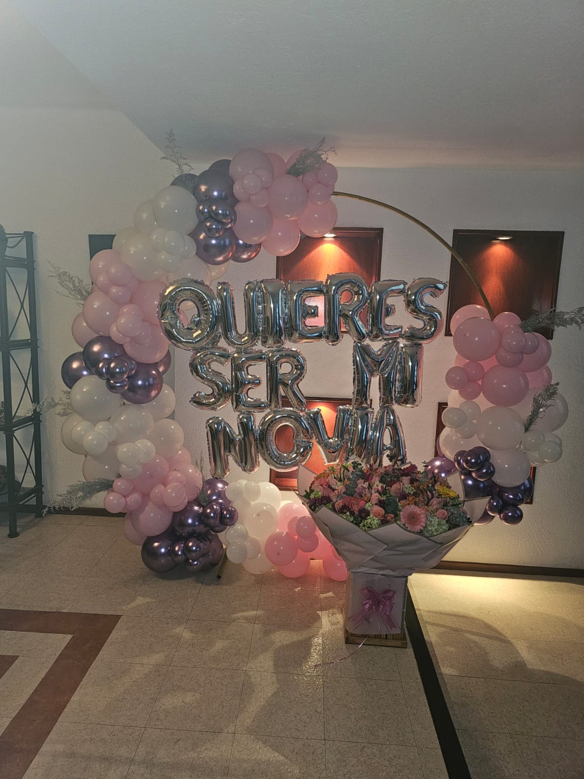 Aro de globos rosa, morado y blanco con flores para evento - Perfect Party
