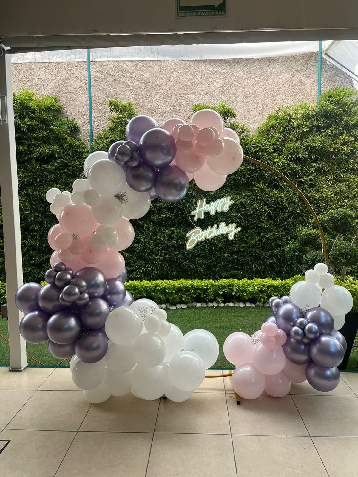 Aro de globos rosa, morado y blanco con letrero Happy Birthday para cumpleaños - Perfect Party
