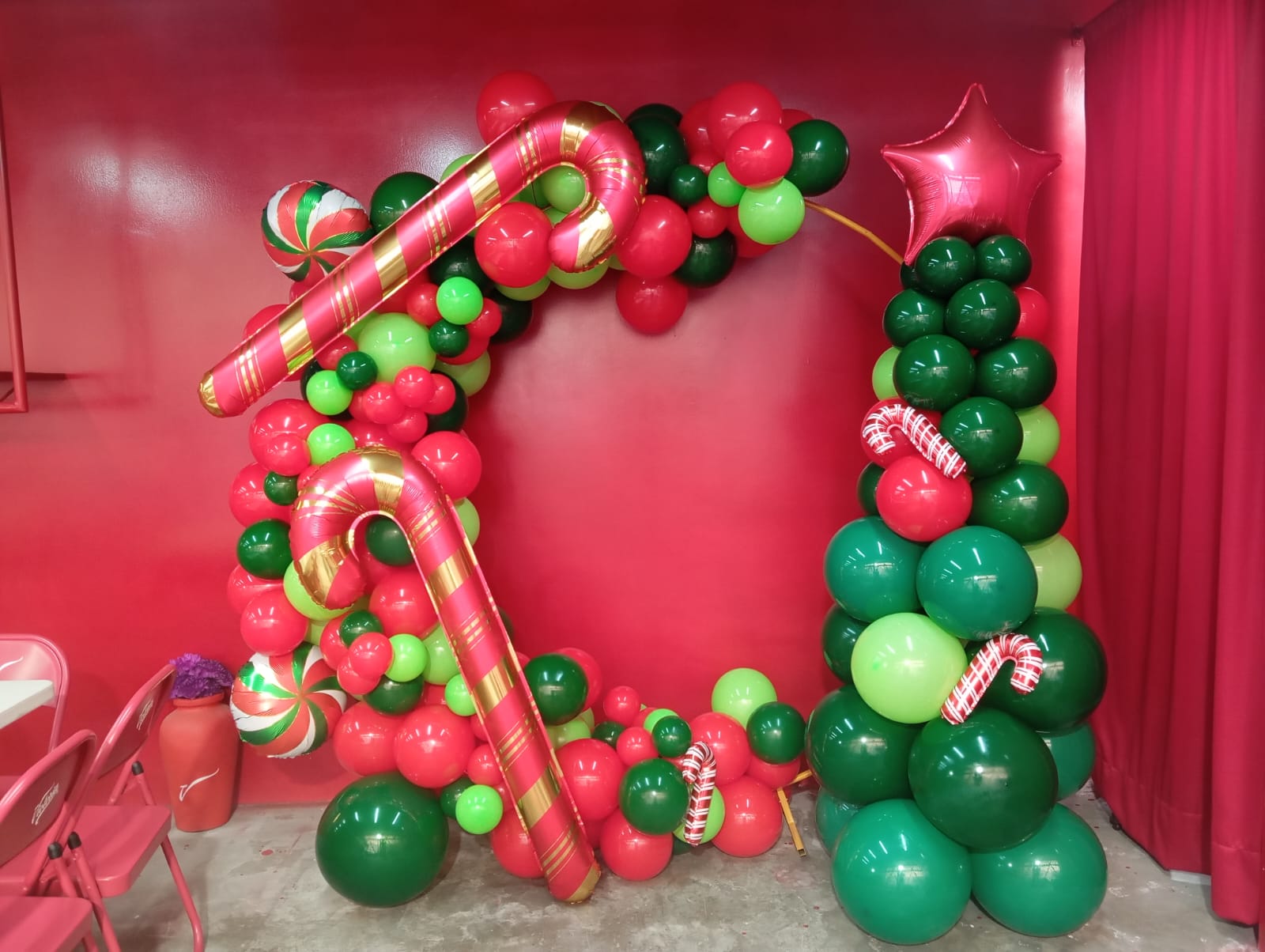 Aro de globos rosa, verde y rojo con estrellas para navidad - Perfect Party