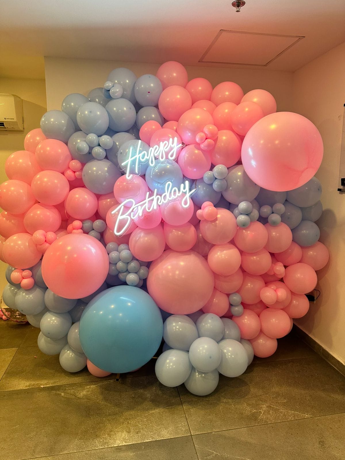 Aro de globos rosa y azul con letrero Happy Birthday para cumpleaños - Perfect Party