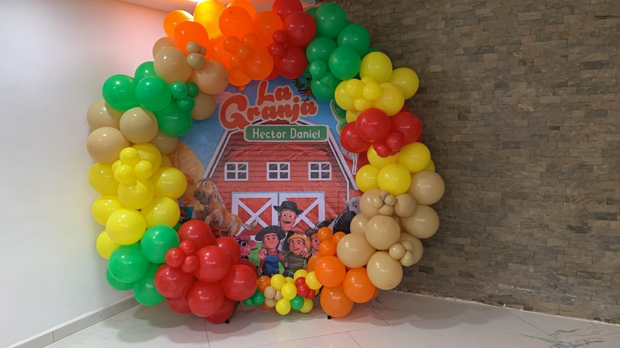 Aro de globos verde, beige y rojo con mampara para cumpleaños - Perfect Party