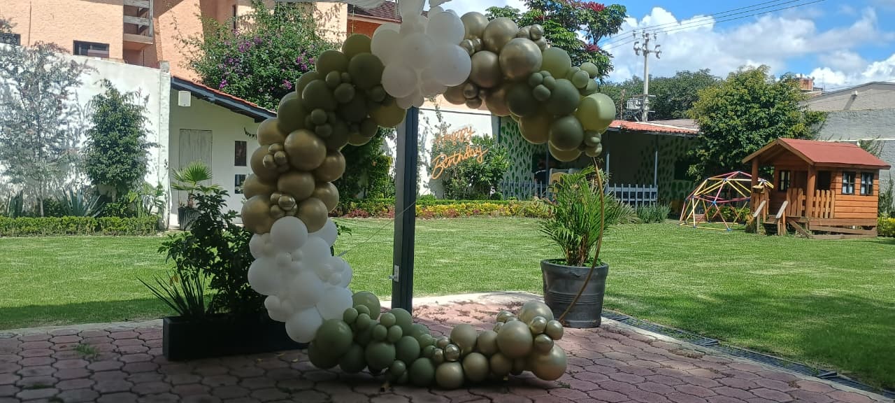 Aro de globos verde, blanco y dorado con letrero Happy Birthday para cumpleaños - Perfect Party