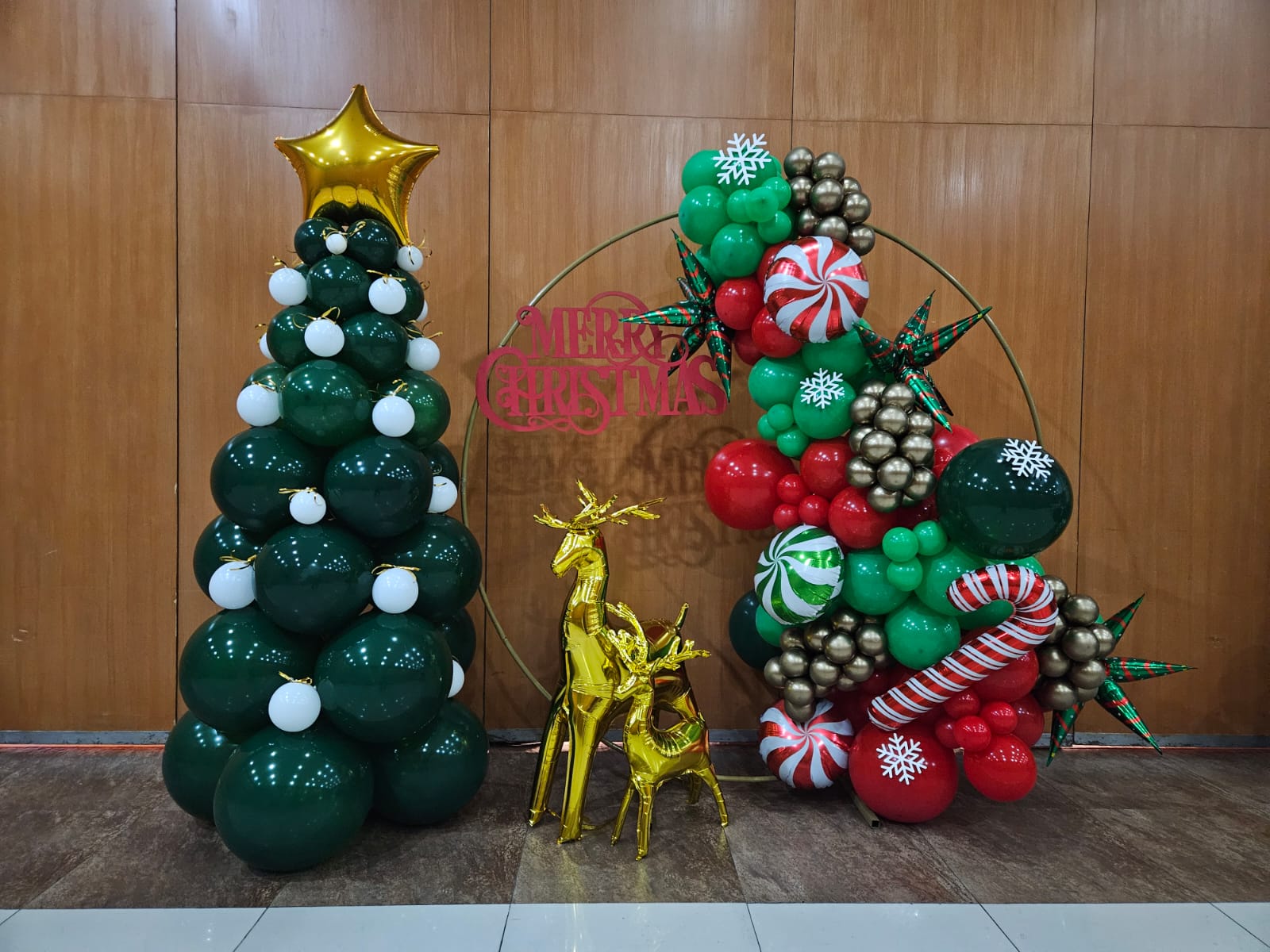 Aro de globos verde, dorado y rojo con estrellas para navidad - Perfect Party