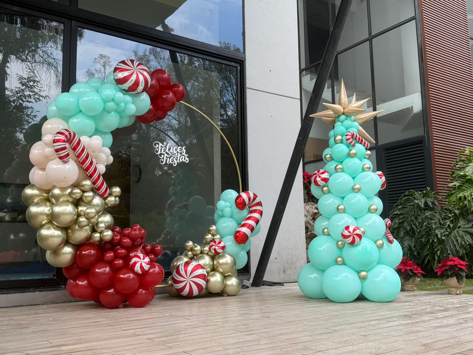 Aro de globos verde, dorado y rojo para navidad - Perfect Party