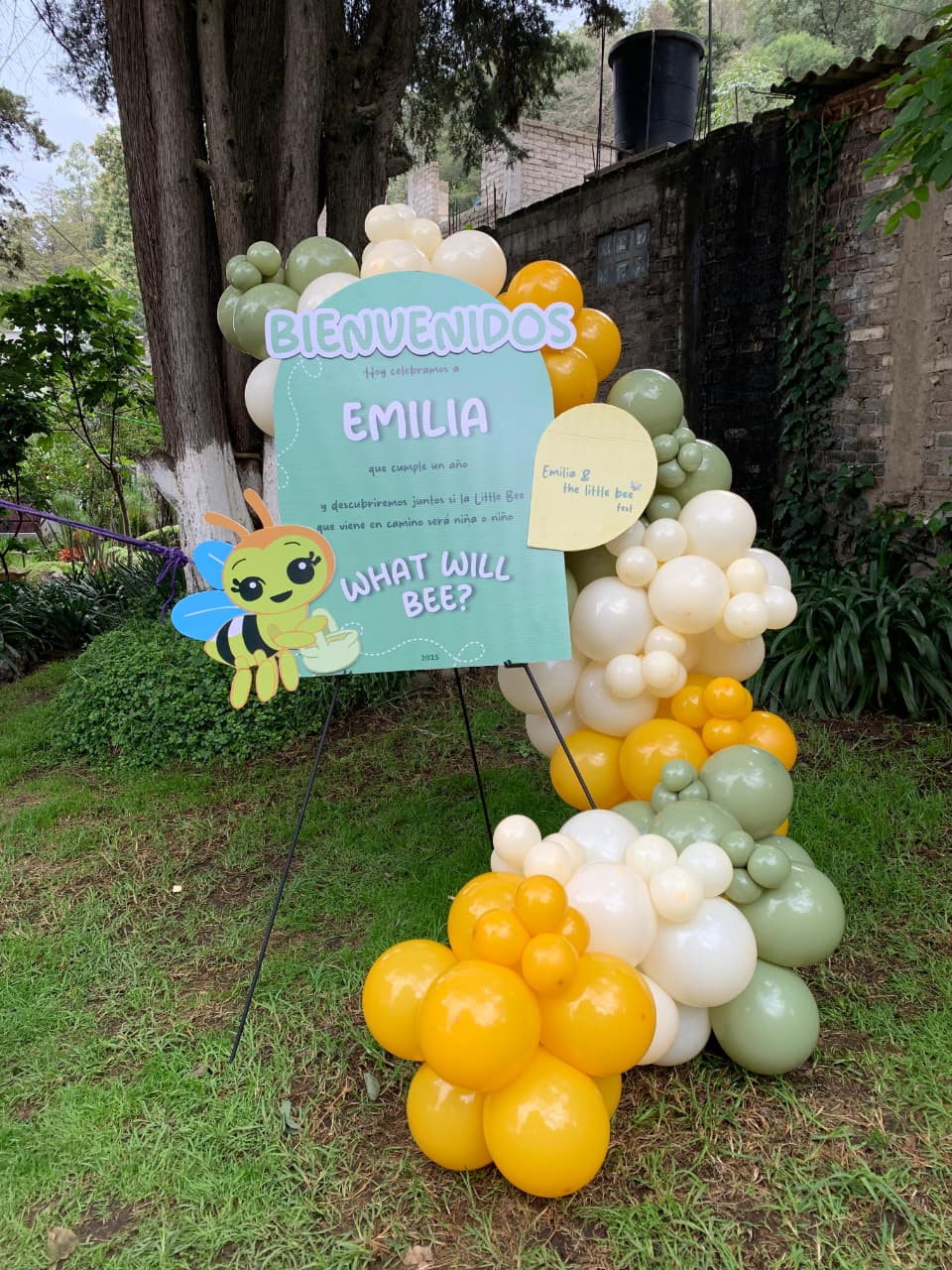 Caballete de bienvenida verde, blanco y negro para baby shower - Perfect Party