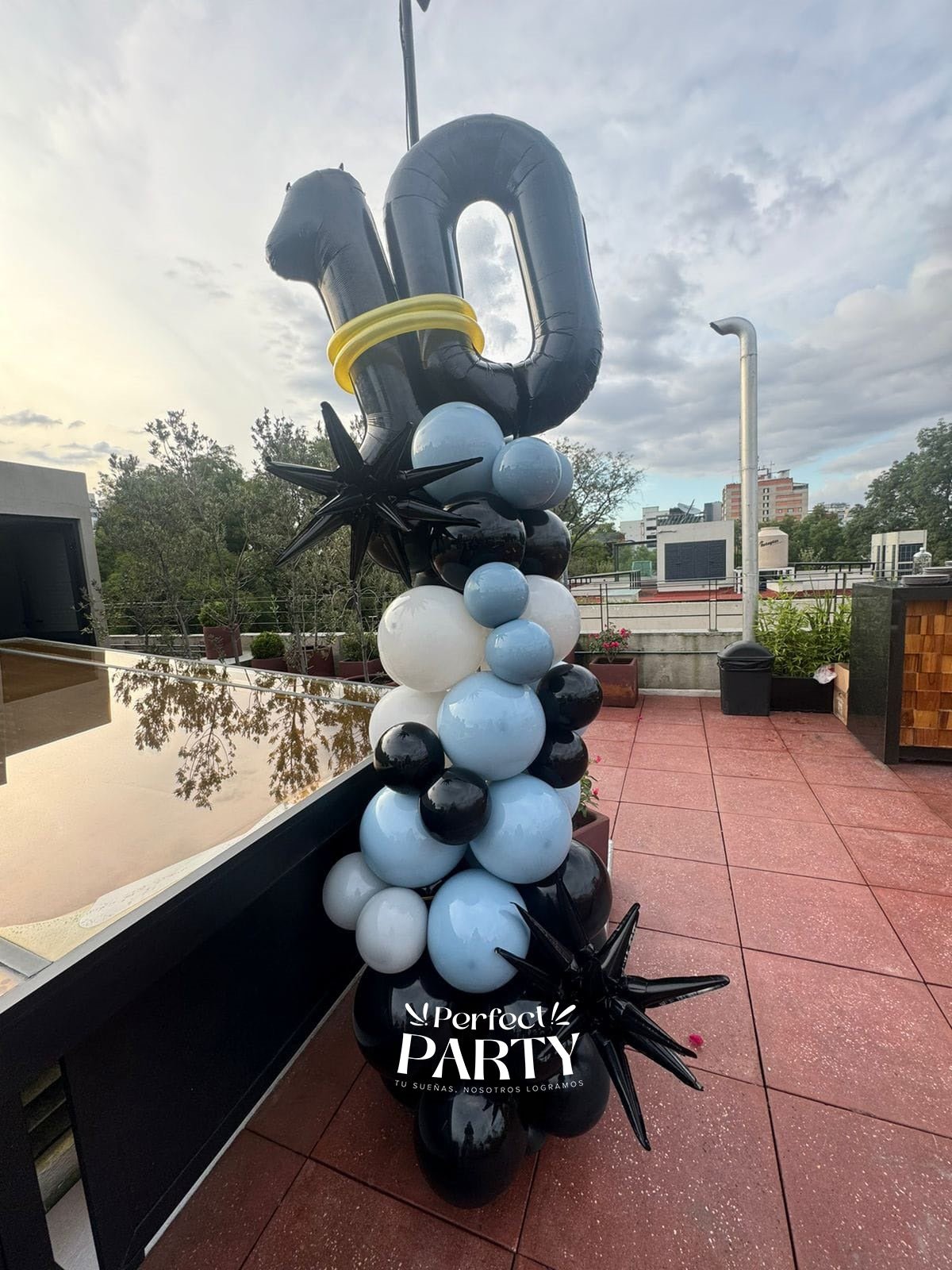 Columnas de globos azul bebé, blanco y dorado con estrellas para evento corporativo - Perfect Party