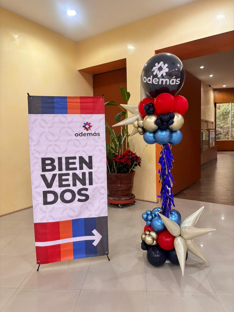 Columnas de globos azul marino, blanco y dorado con estrellas para evento - Perfect Party