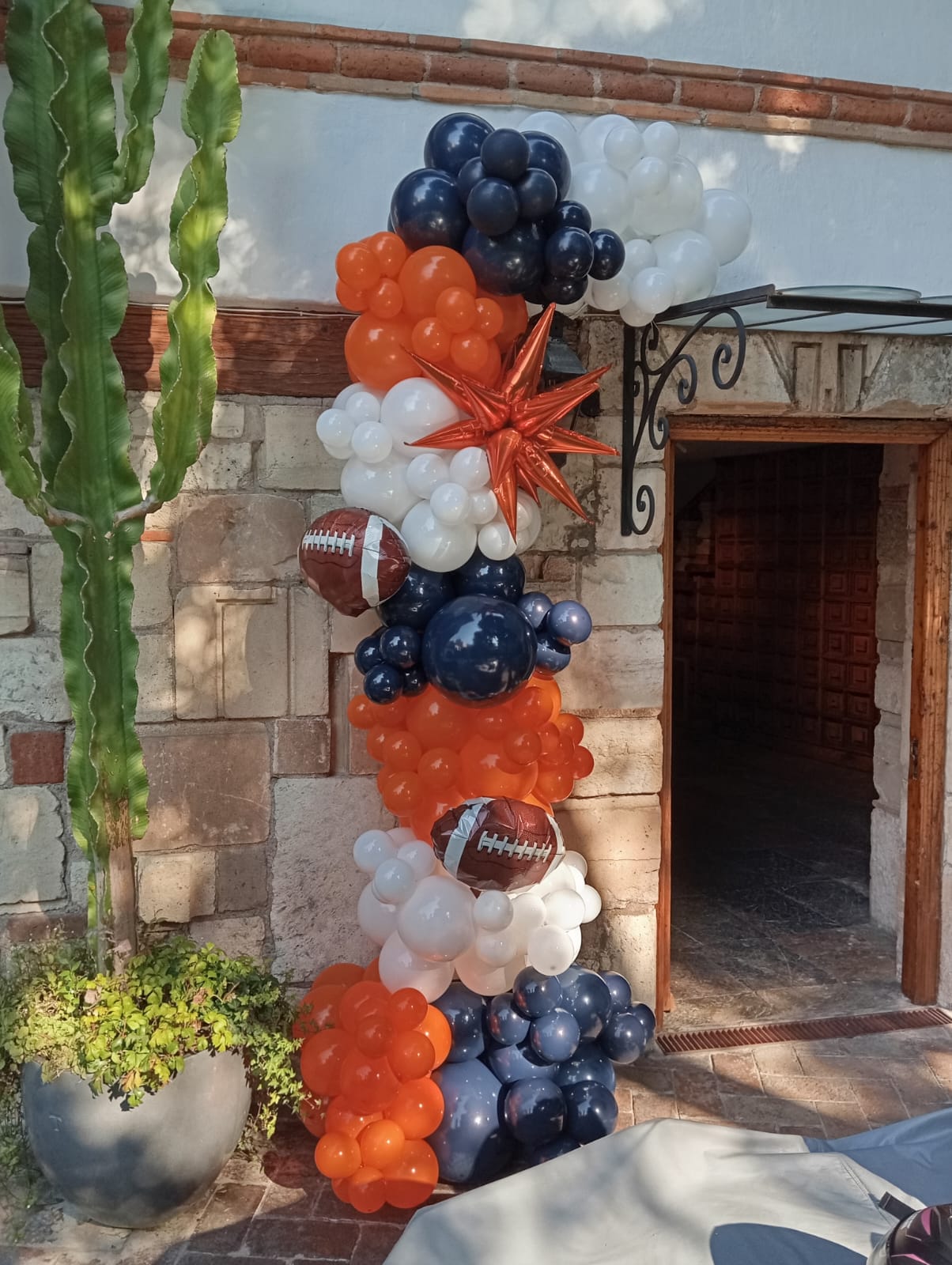 Columnas de globos azul marino, blanco y naranja con estrellas para evento - Perfect Party