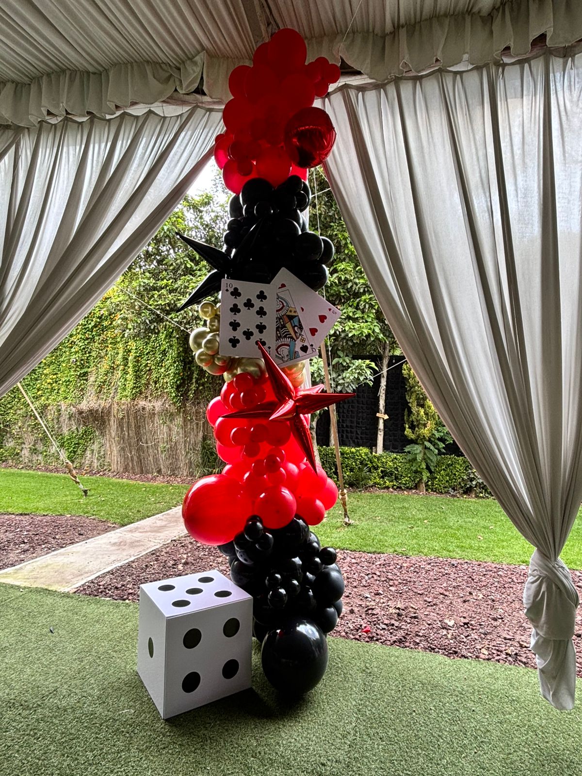 Columnas de globos blanco, negro y rojo para evento - Perfect Party