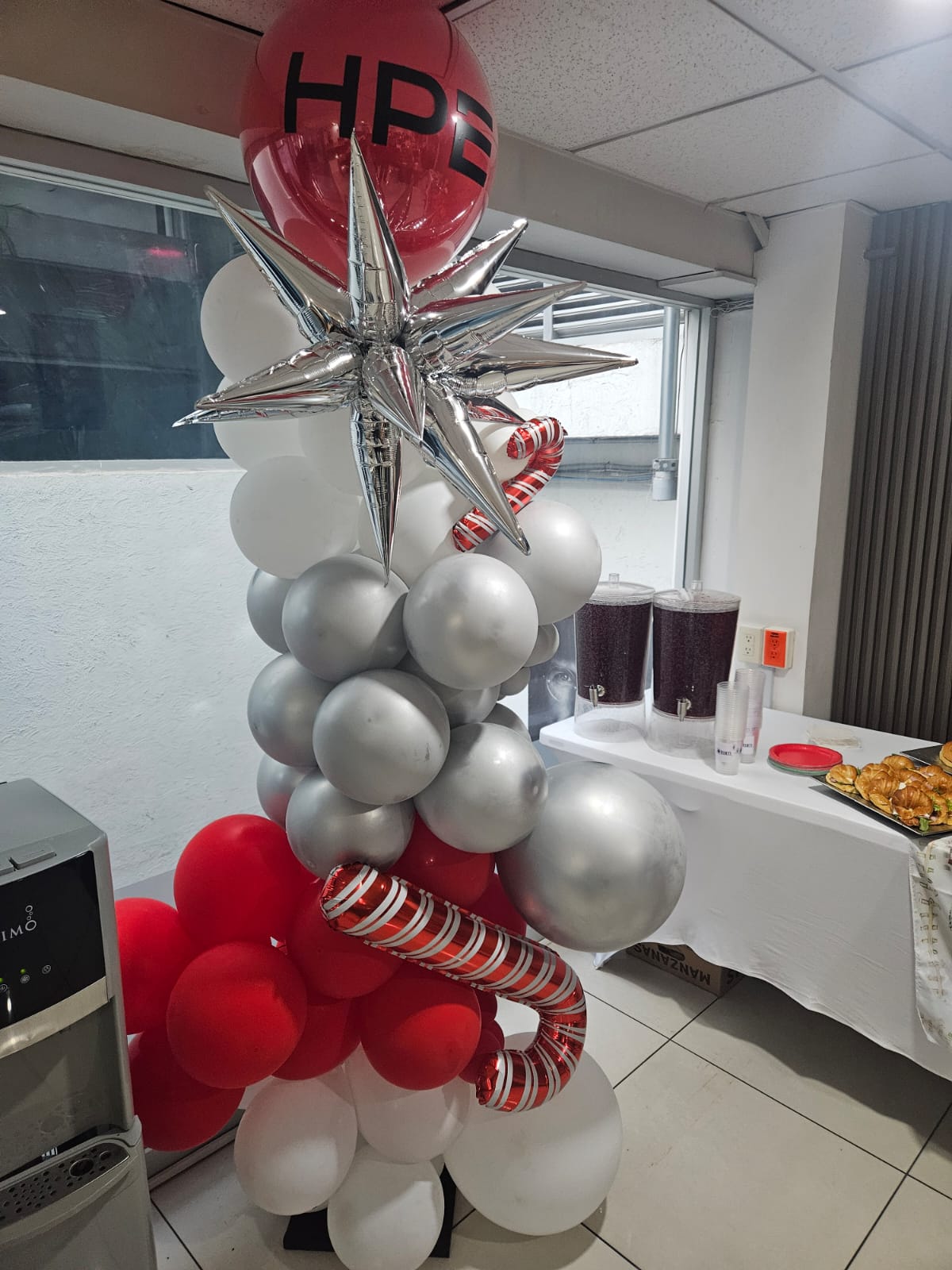Columnas de globos blanco, rojo y cromado con estrellas para navidad - Perfect Party