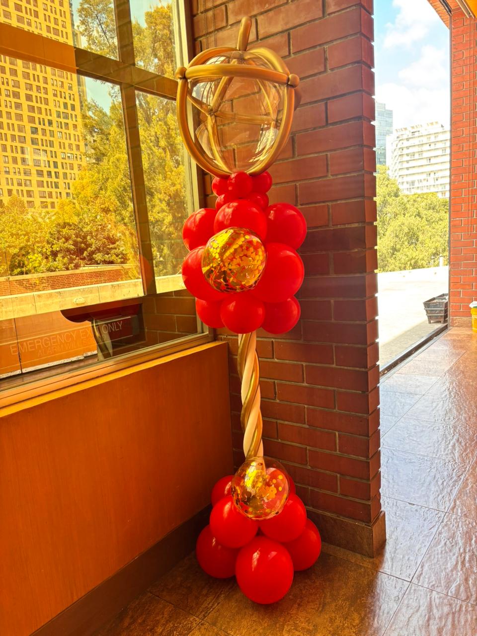Columnas de globos dorado, rojo y cromado para evento corporativo - Perfect Party