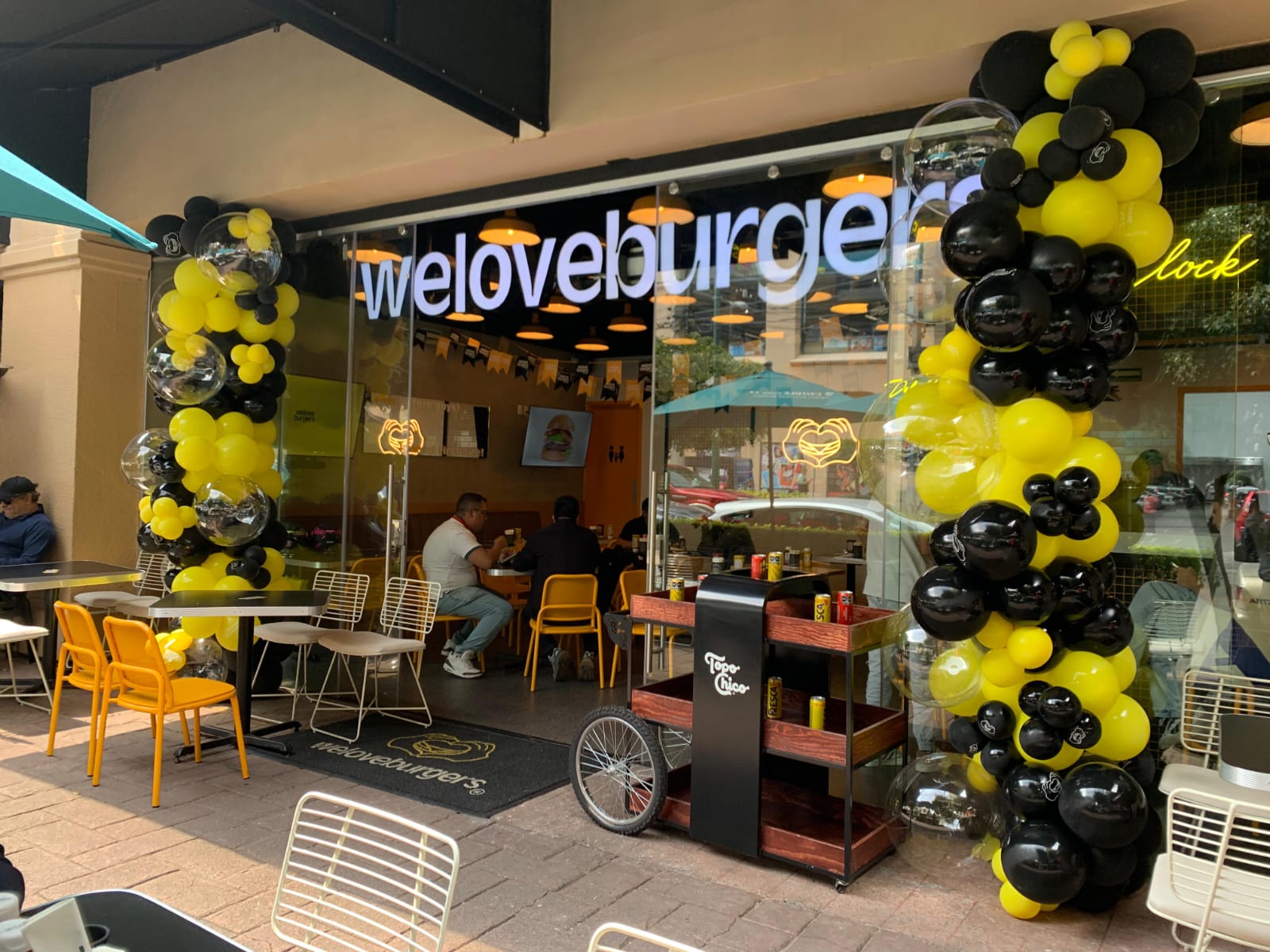 Columnas de globos negro y amarillo para evento corporativo - Perfect Party