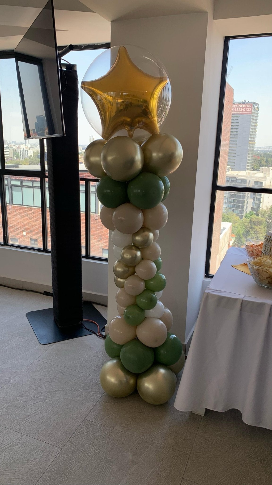Columnas de globos verde, blanco y dorado con estrellas para evento corporativo - Perfect Party