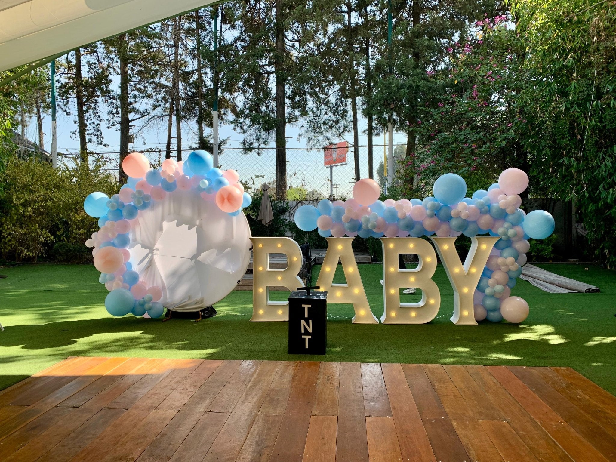 Decoracion con globos azul bebé, rosa y blanco con letras LED para revelación de género con letras BABY - Perfect Party