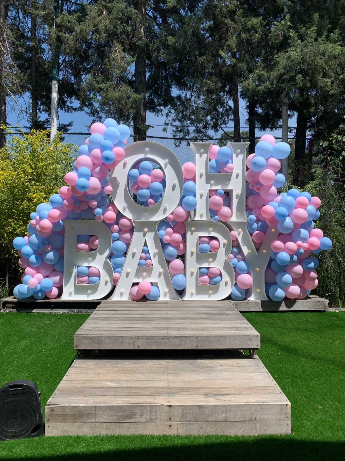 Decoracion con globos azul bebé y rosa con letrero Oh Baby y letras LED para revelación de género - Perfect Party