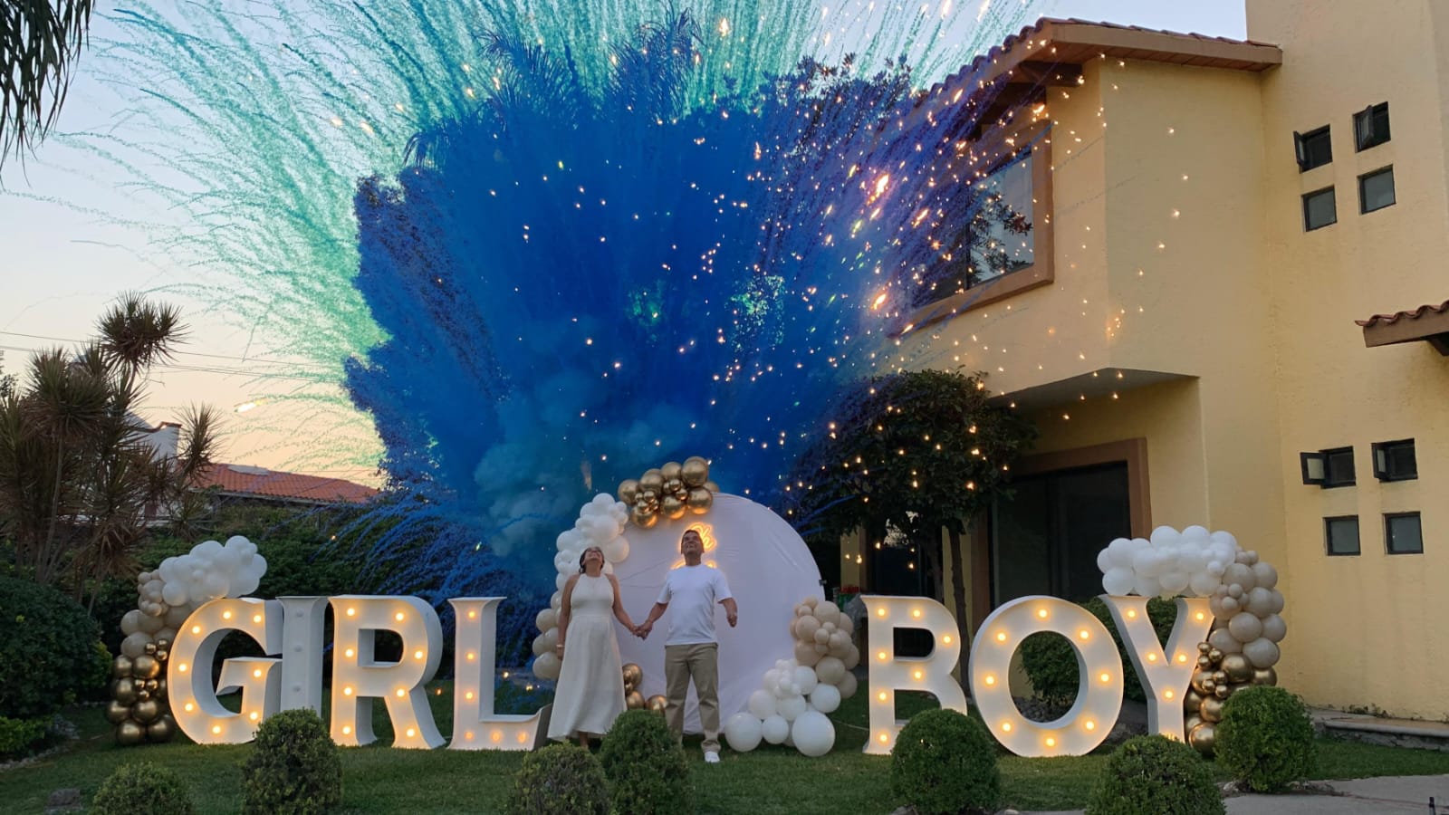 Decoracion con globos azul marino con letras LED para revelación de género - Perfect Party