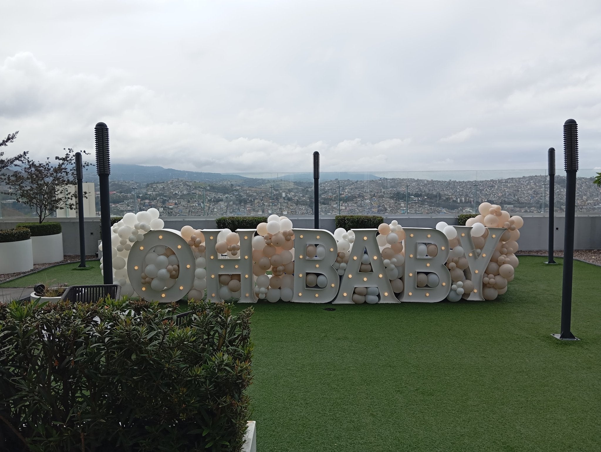 Decoracion con globos beige con letrero Oh Baby y letras LED para revelación de género - Perfect Party