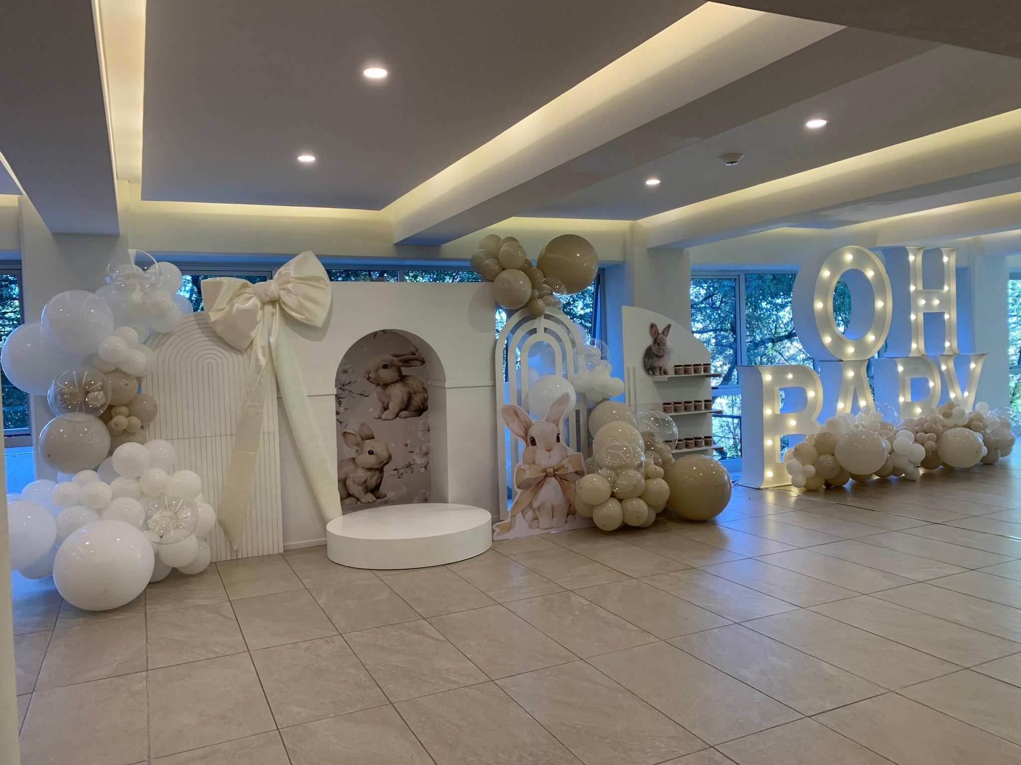 Decoracion con globos blanco crema con letrero Oh Baby y letras LED para revelación de género - Perfect Party