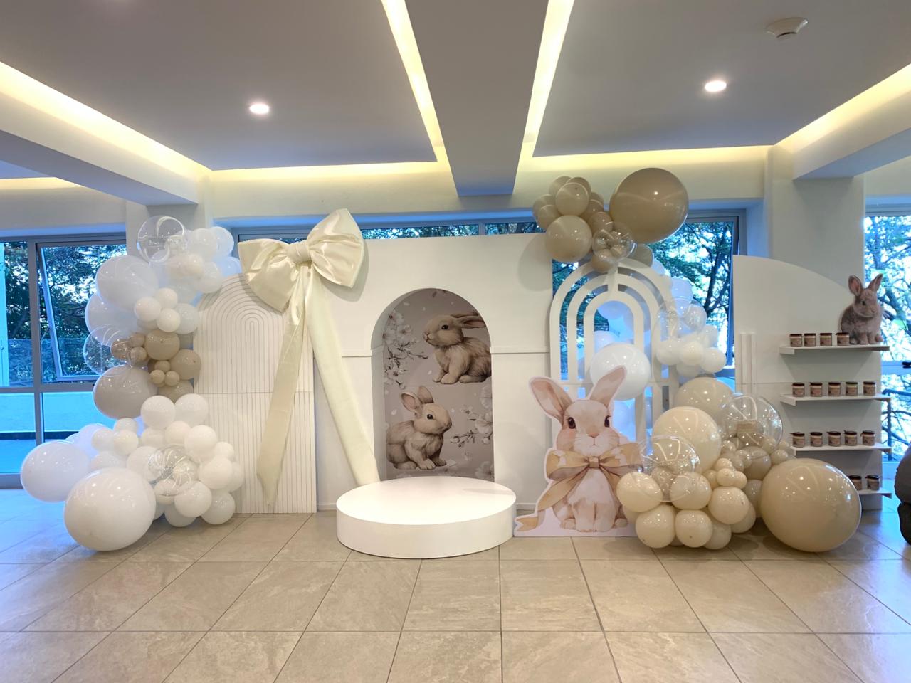 Decoracion con globos blanco crema y dorado para revelación de género - Perfect Party