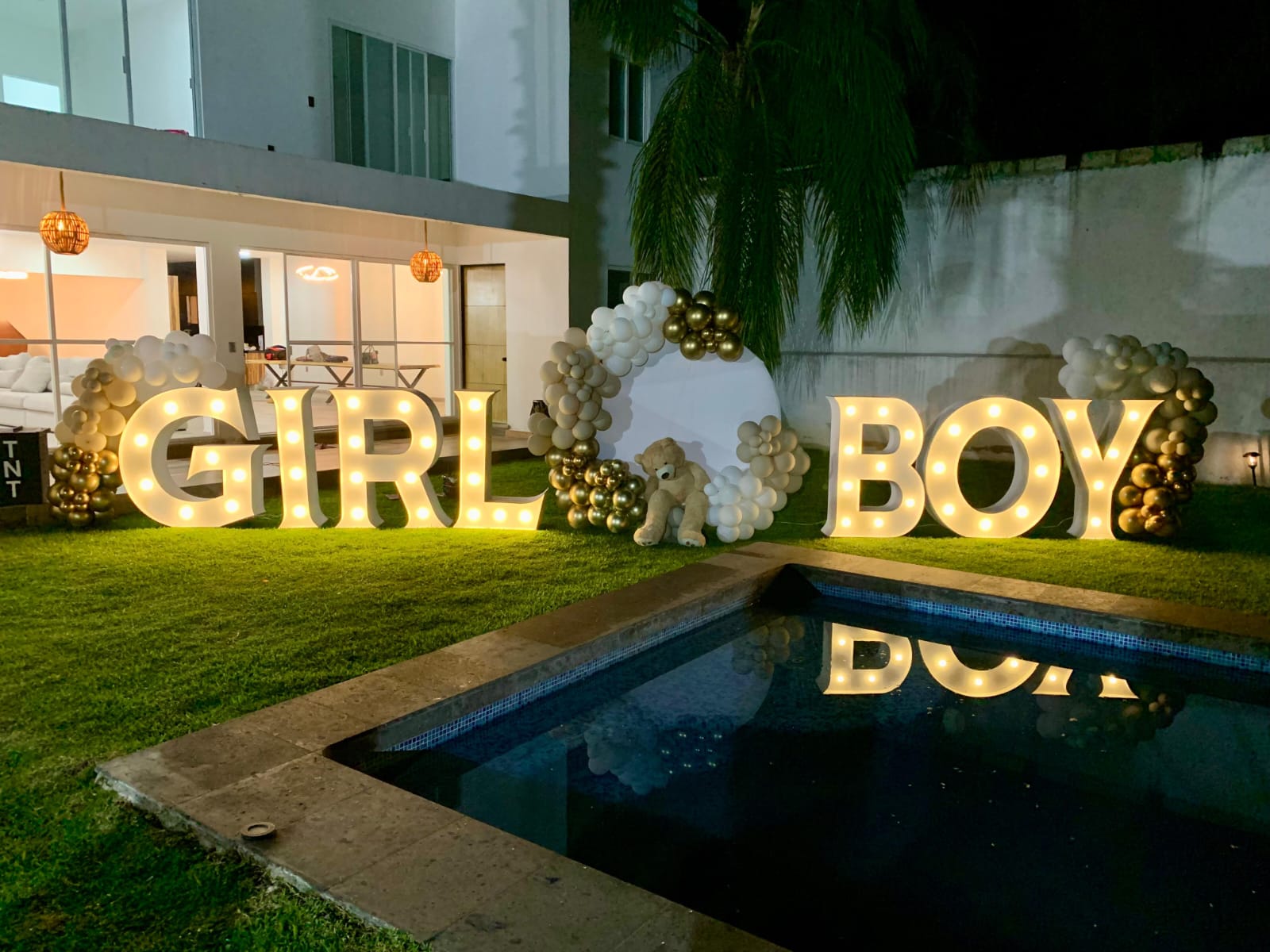 Decoracion con globos blanco, dorado y beige con letras LED para revelación de género - Perfect Party