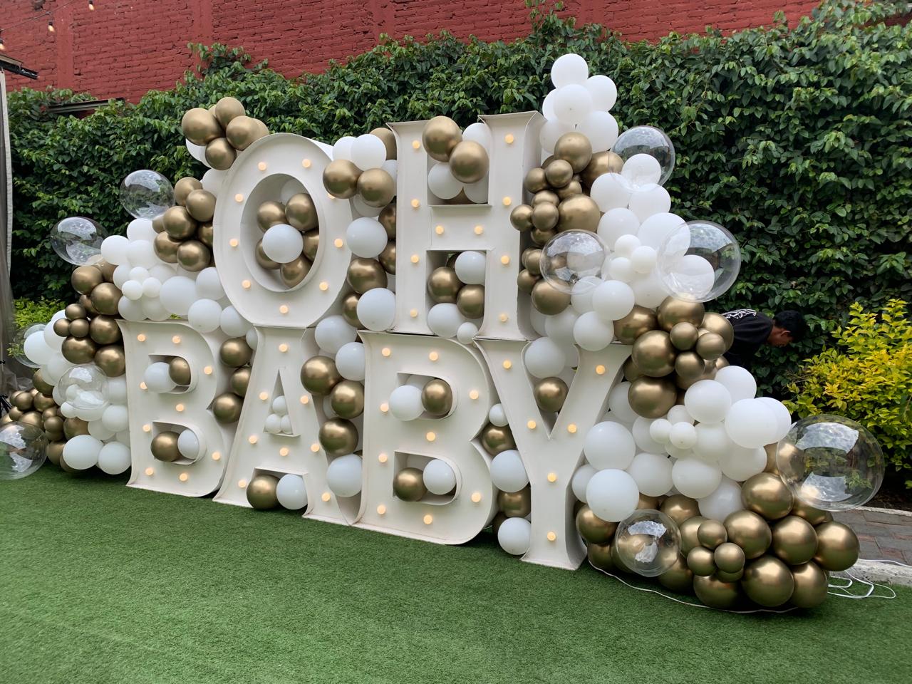 Decoracion con globos blanco, dorado y rojo con letrero Oh Baby y letras LED para revelación de género - Perfect Party