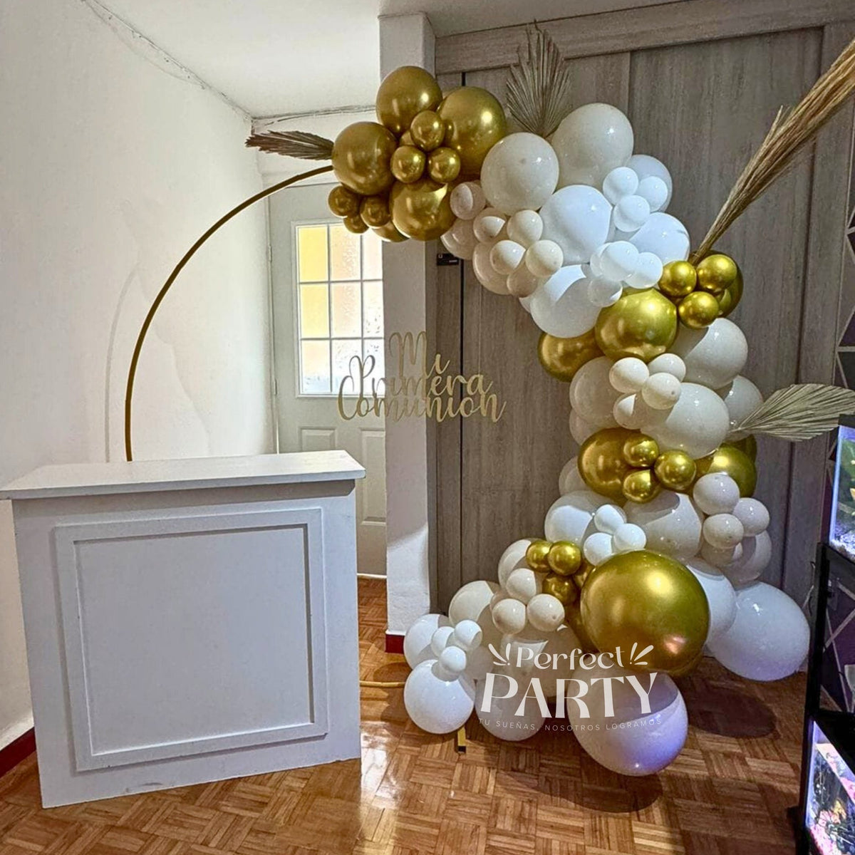 Aro de globos dorado, blanco crema y beige para primera comunión ...