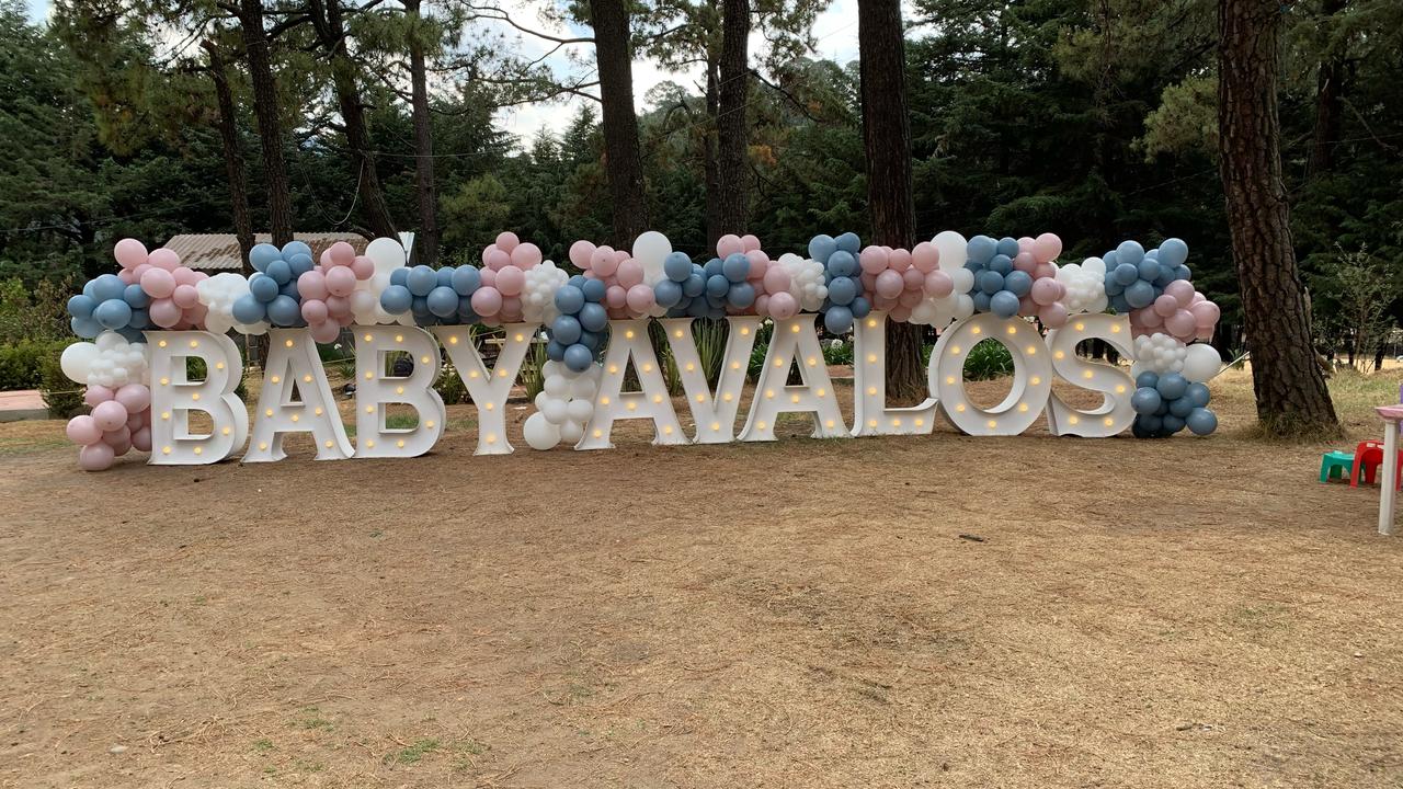 Decoracion con globos rosa, azul y blanco con letras LED para revelación de género - Perfect Party